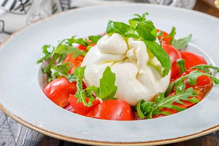 Салат с сыром Буррата