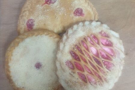 Пирог с вишней открытый