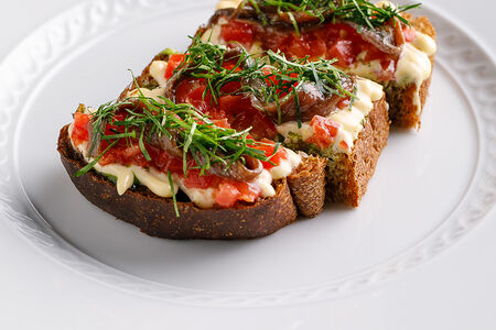 Тост с кантабрийскими анчоусами