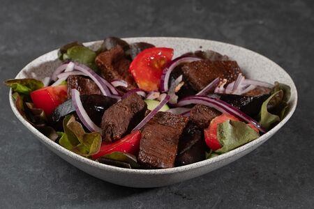Тёплый салат с телячьей вырезкой и овощами