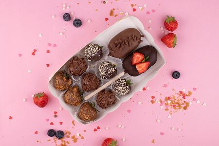 Набор из 2 эскимо в шоколадной глазури и 9 клубник в шоколаде