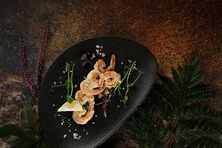 Обжаренные тигровые креветки в сливочно-чесночном соусе