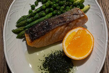 Мурманский лосось на гриле с молодой спаржей
