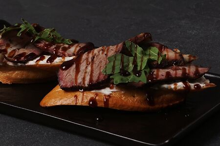 Брускетта с брискетом