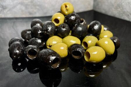 Маслины и оливки