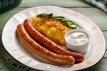 Домашние колбаски с картофельным пюре