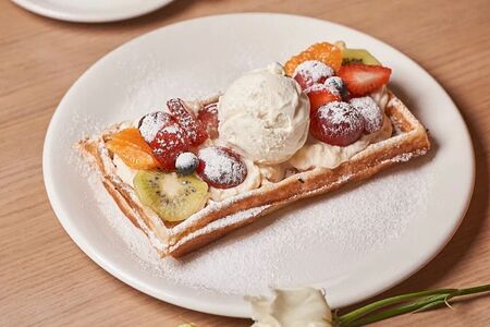 Вафля с кремом мильфей и фруктами