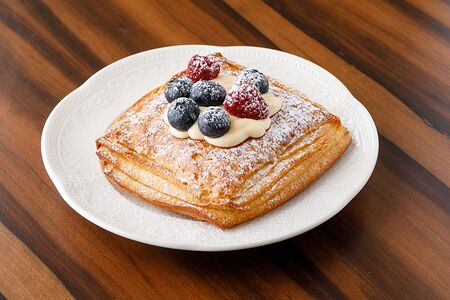 Даниш с заварным кремом и ягодами