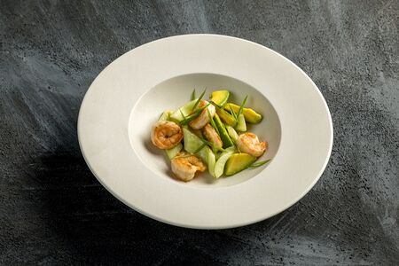 Салат с тигровыми креветками и авокадо