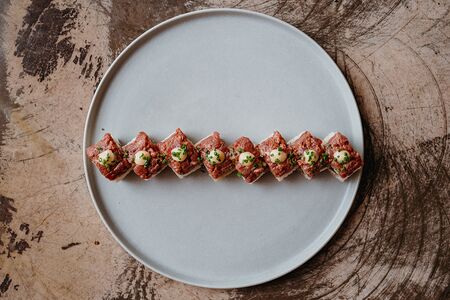 Тартар из говядины с угрем