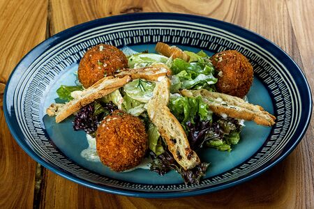 Теплый салат с куриными крокетами и чкмерским соусом