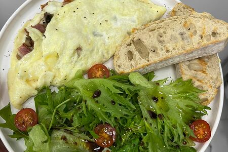 Французский омлет с беконом, сыром и грибами