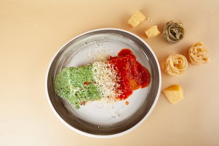 Лазанья с рваной щекой и сливочным демигласом