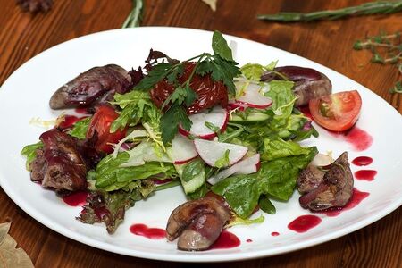 Салат с куриной печенью