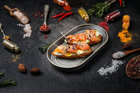 Брускетта с лососем