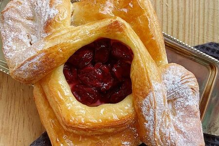 Слойка с вишней