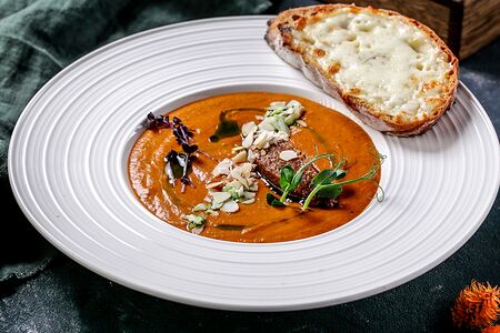 Крем суп из томатов с сырной чиабаттой