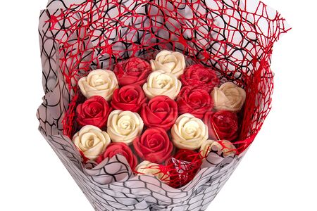 Шоколадные розы букет №2 (белые, красные)