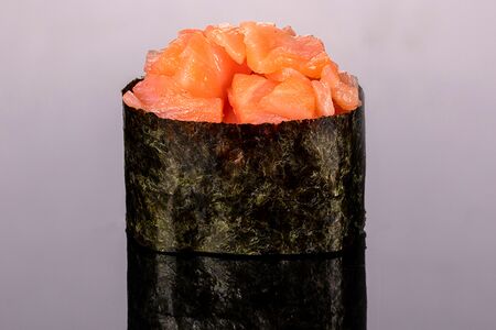 Гункан с лососем