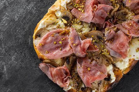 С ветчиной и грибами