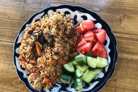 Плов и свежий салат