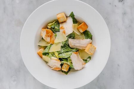 Цезарь с курицей без глютена