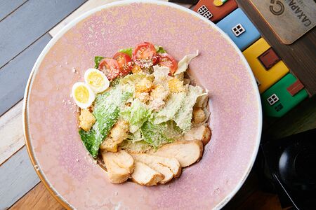 Салат Цезарь с куриным филе