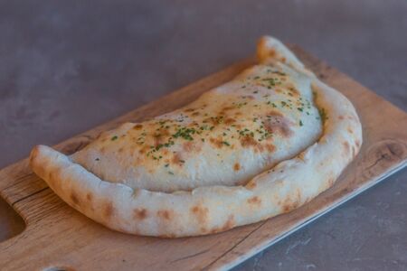 Закрытая пицца Кальцоне с тунцом