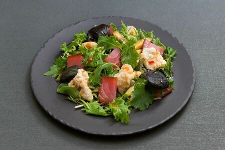 Салат с баклажанами и маринованным тунцом