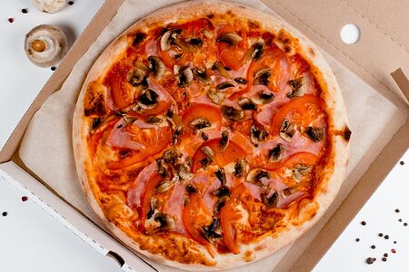 Ветчина, грибы и томаты