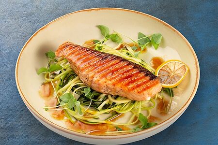 Лосось гриль с лапшой из цукини