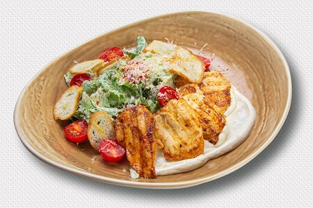 Цезарь с куриной грудкой гриль