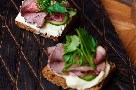 Ростбиф, сырный крем и маринованные овощи