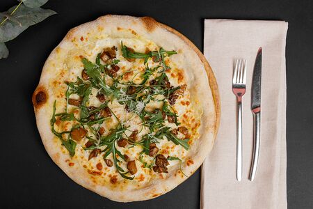 Пицца с белыми грибами и рукколой