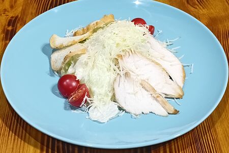 Салат Цезарь с курицей