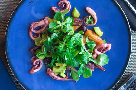 Салат с командорскими кальмарами