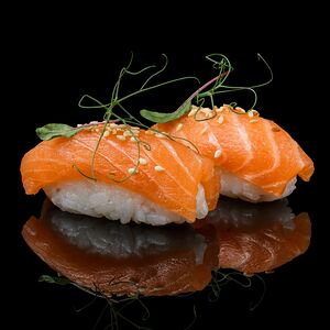 Суши Лосось и дрессинг мацухиса