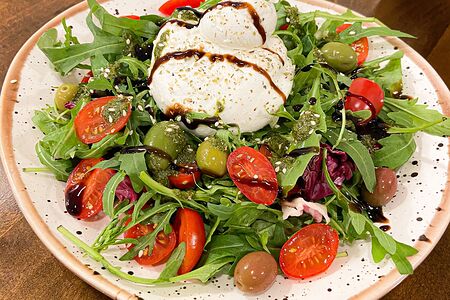 Салат с бурратой