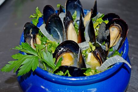 Мидии беломорские по-бельгийски в винном соусе