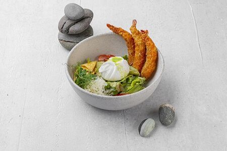 Цезарь-Сан с хрустящими креветками и яйцом пашот