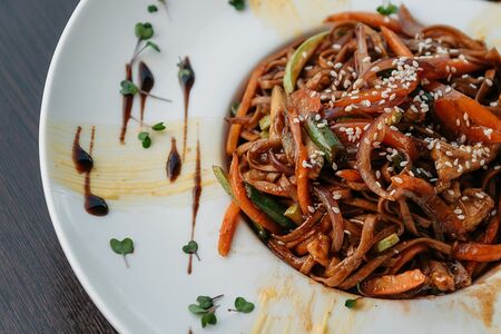 Вок из гречневой лапши