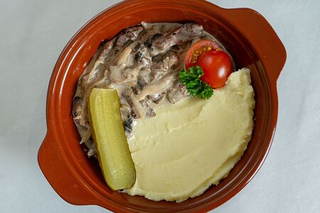 Мраморная говядина в сливочно-грибном соусе с картофельным пюре