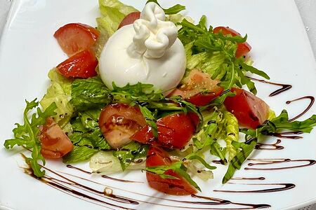 Салат Буррата с томатами