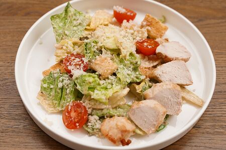 Салат Цезарь с цыпленком