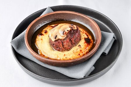 Тендерлоин из печи с соусом демиглас и трюфельным маслом