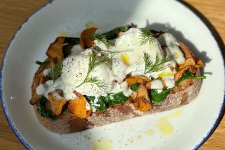 Бутер с лисичками, беконом, трюфельным маслом и яйцом пашот