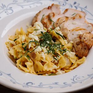 Паста с курицей в соусе карри