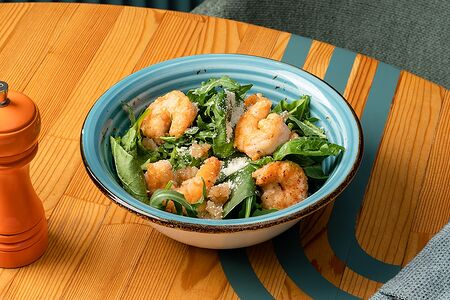 Салат с креветками и печёным яблоком 