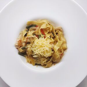 Паста с курицей и овощами