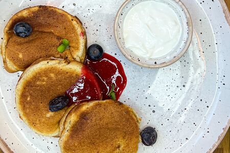 Панкейки со сметаной или сгущенным молоком
